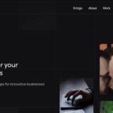 Dunkle Website-Oberfläche mit hellen Texten und mehreren Fotokacheln